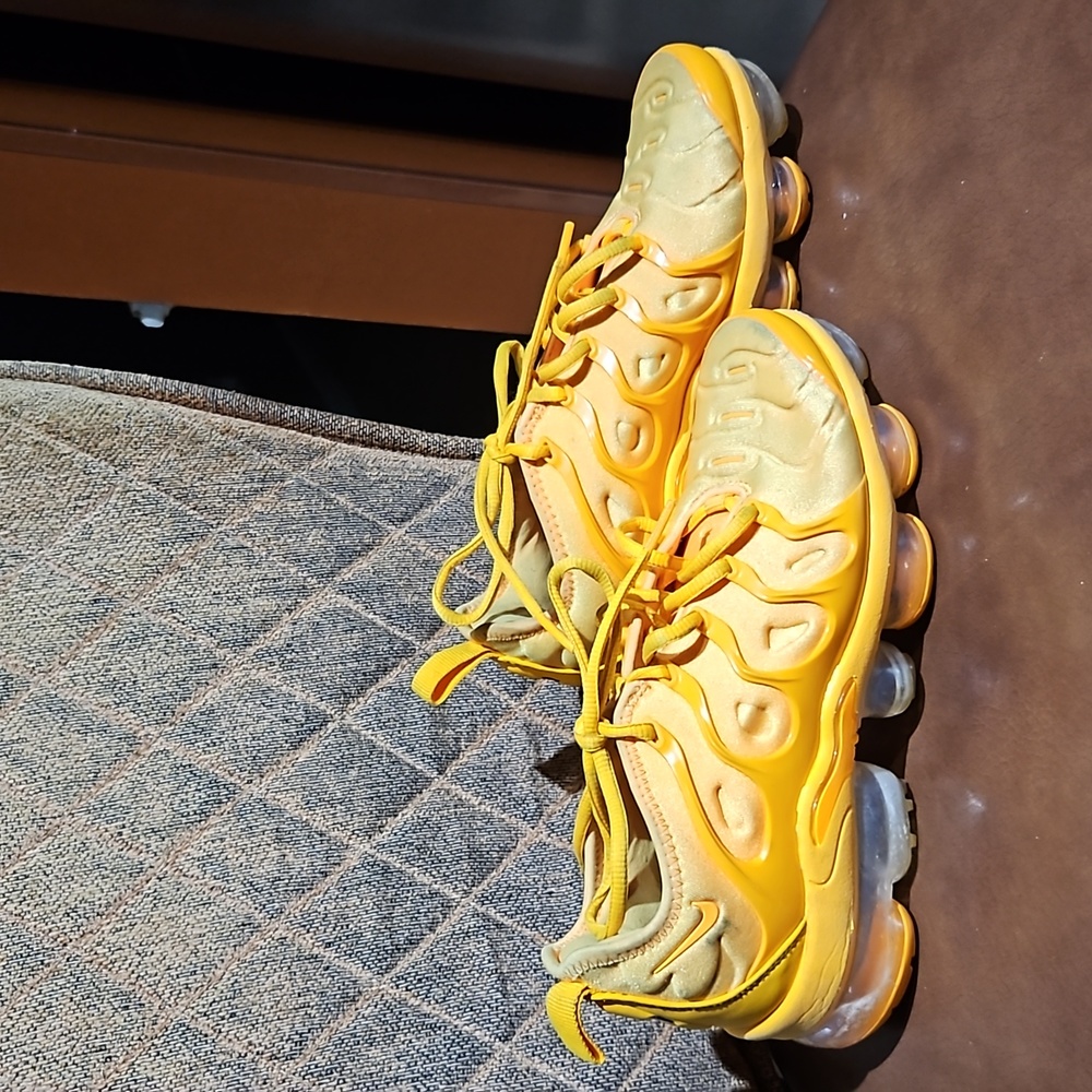 air vapormax laser orange